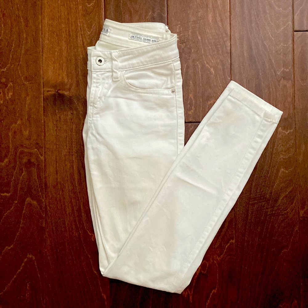 Low rise, white Guess skinny Jean size 23